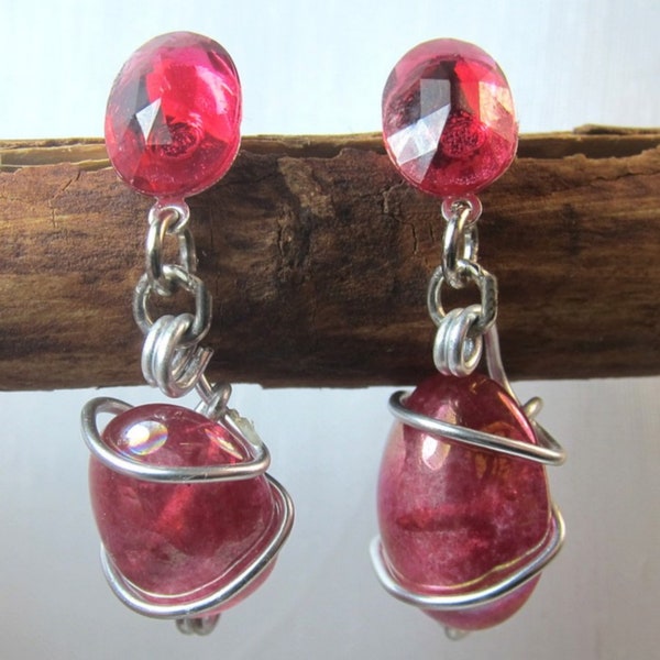 Boucles d'oreilles RIALTO formées d'un cristal de Murano rouge et d'un cabochon en verre  Vintage années 20. Montage clous en métal argenté.