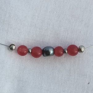 Collier IJADA en fil câblé portant des perles de jade rouge, des perles d'eau douce et des perles argentées. Fermoir en argent 925. image 4