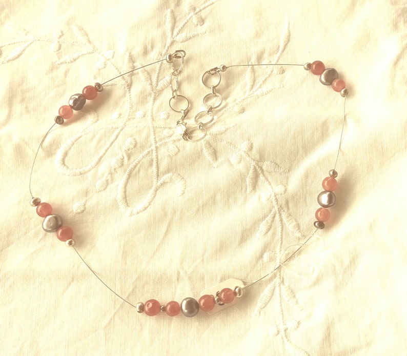 Collier IJADA en fil câblé portant des perles de jade rouge, des perles d'eau douce et des perles argentées. Fermoir en argent 925. image 8