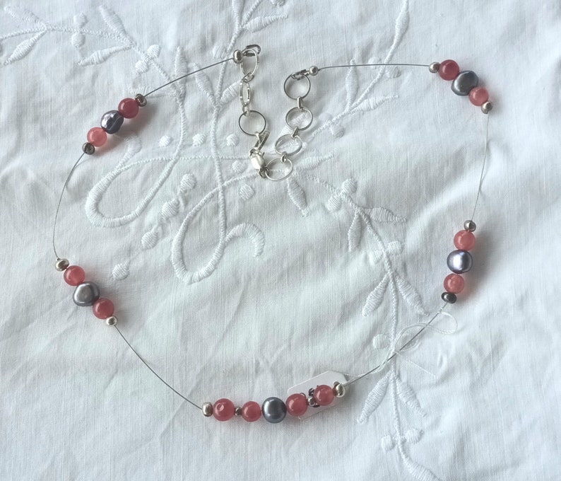Collier IJADA en fil câblé portant des perles de jade rouge, des perles d'eau douce et des perles argentées. Fermoir en argent 925. image 1