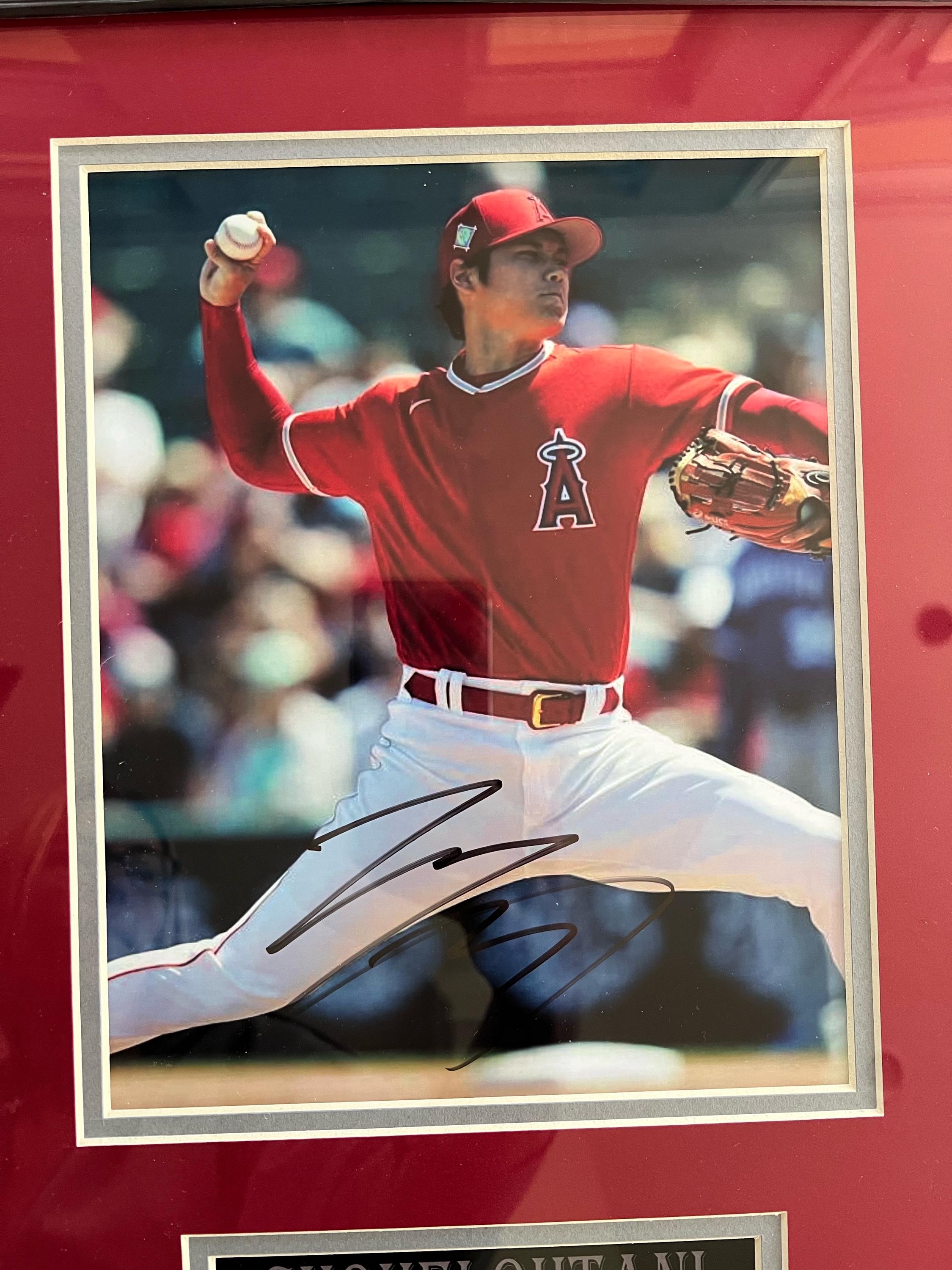 大谷翔平 直筆サイン入りカスタムフレーム入り 8X10 写真（COA 付き