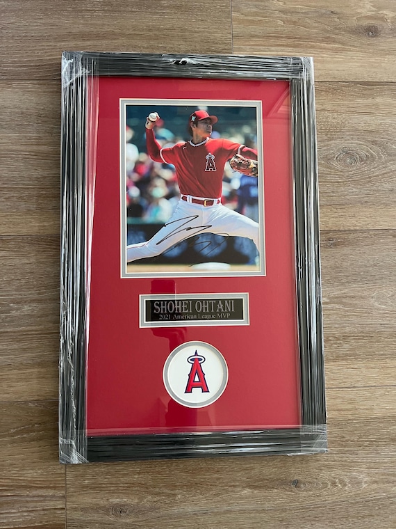 大谷翔平 直筆サイン入りカスタムフレーム入り 8X10 写真（COA 付き