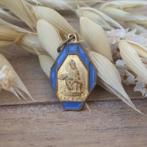 Religious pendant Virgin Mary - Antique golden medal - Jesus Christ - Pietà - Catholic jewellery - Christian golden accessory