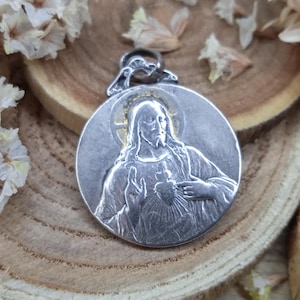 Sacred Heart of Jesus - Religious pendant - Antique apparition medal - Catholic jewellery - Christian accessory