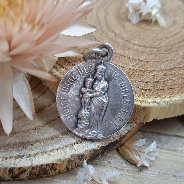 Antique medal - Our lady of Victory pendant - Notre dame des Victoires - Virgin Mary - Christian accessory
