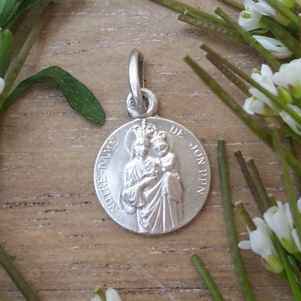 Religious pendant Our Lady of Sion - Antique medal - Madonna - Christian accessory - Catholic jewellery