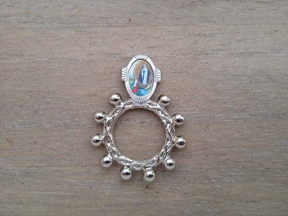 Anello Rosario In Metallo Color Argento – Una Decade, Con Immagine Di Lourdes, Lunghezza 4,5 Cm - 2