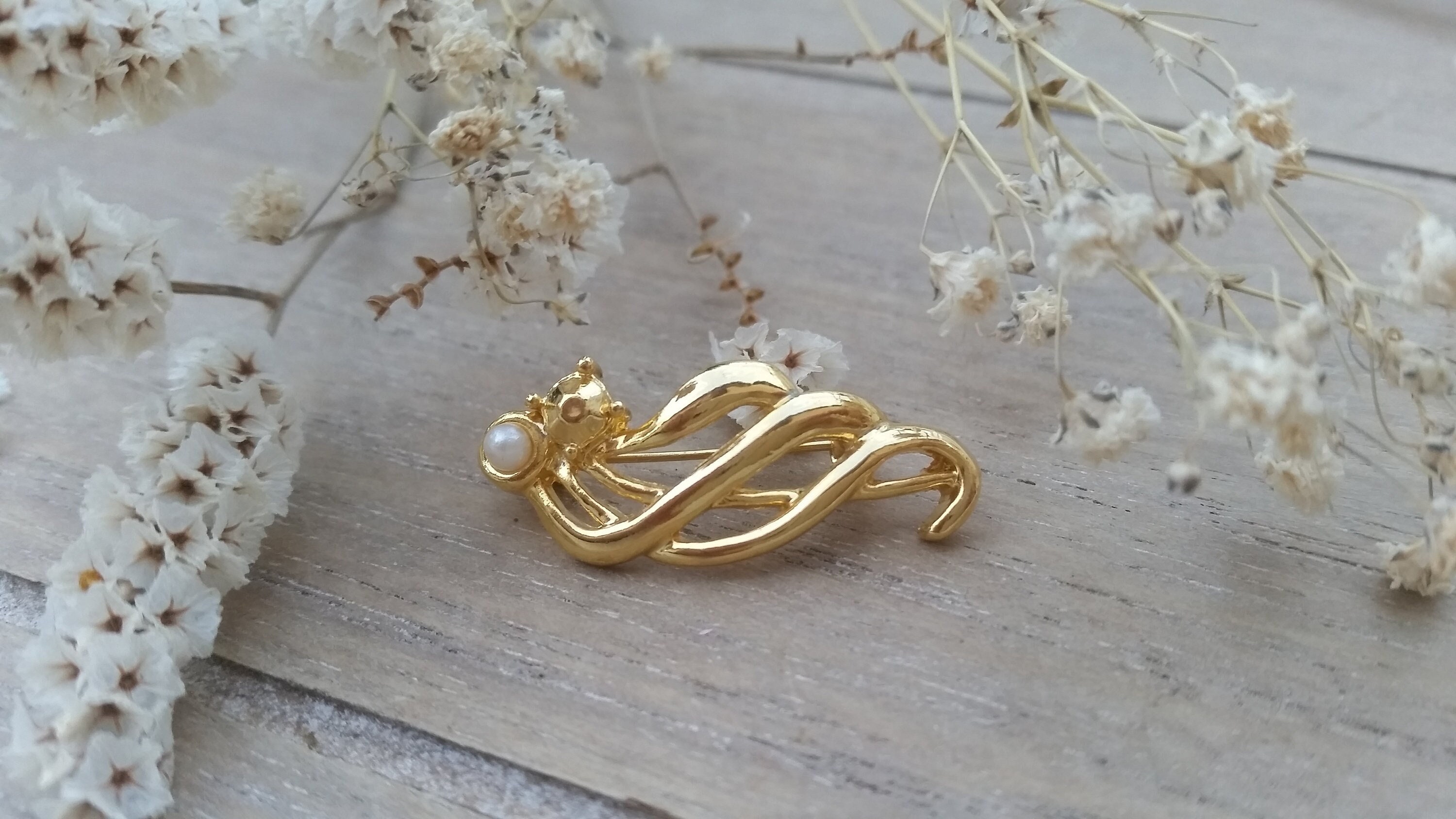金色の女性用ブローチ - 彼女へのヴィンテージアクセサリー - Etsy 日本