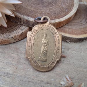 Colgante religioso Nuestra Señora de La Salette - Medalla de Oro - Aparición Mariana - Joyería católica - Complemento cristiano