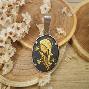 Religious pendant Blessed Virgin Mary - Damascening - Antique golden medal - Christian accessory