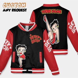 Könnte beinhalten: Schwarz-rote Collegejacke mit Betty-Boop-Grafiken. Die Jacke hat einen schwarzen Körper, rote Ärmel und weiße Paspeln. Auf der Vorderseite ist Betty Boop abgebildet, und auf der Rückseite befindet sich eine Betty-Boop-Grafik und der Text "YOUR NAME". Auf der Oberseite der Jacke steht der Text "CUSTOM ANY REQUEST".