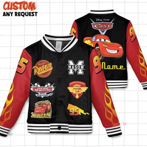 Puede incluir: Chaqueta universitaria negra y roja con gráficos de la película Cars, incluido Rayo McQueen. La chaqueta tiene cuello, puños y dobladillo blancos, con diseños de llamas en las mangas. El texto "CUSTOM ANY REQUEST" está en la parte superior.