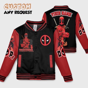 Op de afbeelding: Zwarte en rode varsity-jas met Deadpool-graphics. De jas heeft een zwarte body met rode mouwen en bies. De voorkant toont het Deadpool-logo en karakterkunst, met de tekst "DEADPOOL". De achterkant toont het karakter en de tekst "YOUR NAME".