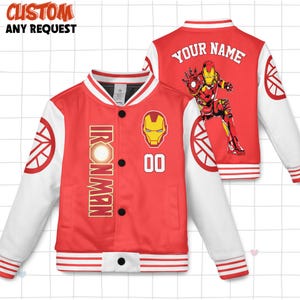Op de afbeelding: Rood en wit Iron Man varsity jack met de tekst "IRONMAN" verticaal op de voorkant. De jas heeft het Iron Man-masker en het nummer "00". De achterkant van de jas heeft de tekst "YOUR NAME" en een Iron Man-afbeelding.