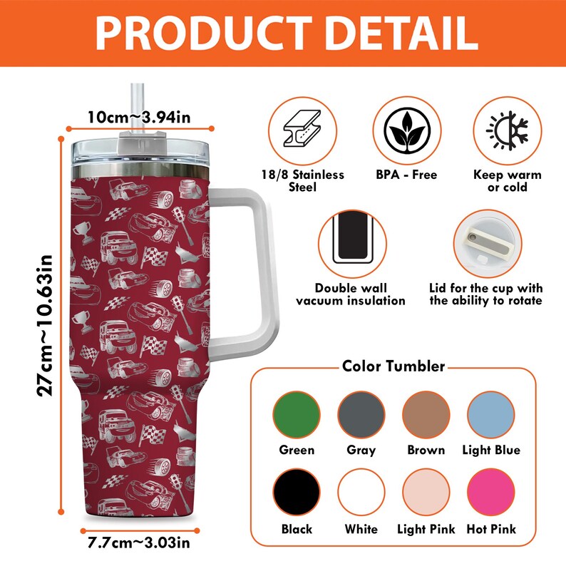 Puede incluir: Vaso de color granate con asa y pajita blancas, decorado con un estampado de coches de carreras, banderas a cuadros y trofeos. El vaso mide 27 cm de alto y 7,7 cm de ancho.