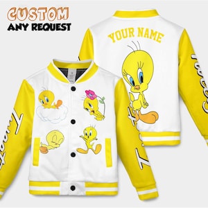Peut inclure: Veste universitaire blanche et jaune avec le personnage de dessin animé Titi. La veste a des manches et des bordures jaunes, avec plusieurs images de Titi sur le devant. Le dos de la veste porte une grande image de Titi et les mots "YOUR NAME". Le texte "CUSTOM ANY REQUEST" est en haut.