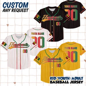 Könnte beinhalten: Eine Kollektion von kurzärmeligen Baseballtrikots in Schwarz, Weiß und Gelb mit Nadelstreifen. Jedes Trikot zeigt den Schriftzug Juneteenth in Schreibschrift, die Nummer 00 und ein Faustsymbol am Ärmel. Text: CUSTOM ANY REQUEST.