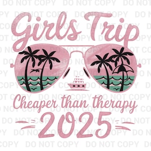 Könnte beinhalten: Rosa Grafik mit dem Text "Girls Trip" in rosa Schrift. Die Grafik zeigt eine rosa Sonnenbrille mit Palmen und einem Kreuzfahrtschiff, die sich in den Gläsern spiegeln. Der Text "Cheaper than therapy" befindet sich unter der Sonnenbrille, und das Jahr "2025" darunter.