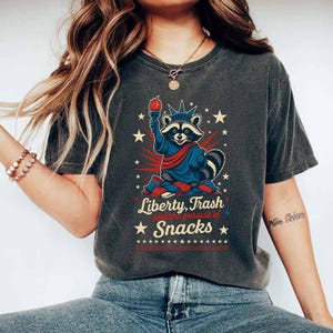 Freiheitsstatue Waschbär-Shirt mit Freiheit und Gerechtigkeit T-Shirt Unabhängigkeitstag Freiheits-Shirt, Unabhängigkeitstag Vaterländisches Amerika-T-Stück