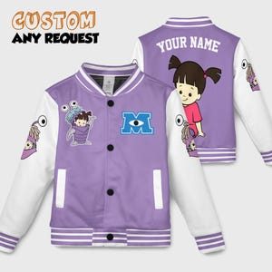 Puede incluir: Una chaqueta universitaria morada y blanca con personajes de dibujos animados y el texto "CUSTOM ANY REQUEST" en la parte delantera. La parte trasera de la chaqueta tiene el texto "YOUR NAME" y un personaje de dibujos animados. La chaqueta tiene botones negros.