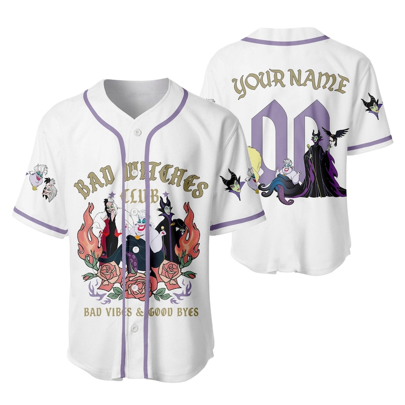 Puede incluir: Camiseta de b&eacute;isbol blanca con ribete y cierre de botones morados. La parte delantera presenta el texto "BAD WITCHES CLUB" con un gr&aacute;fico de villanos de dibujos animados. La parte trasera tiene "YOUR NAME" encima de un n&uacute;mero de dos d&iacute;gitos.
