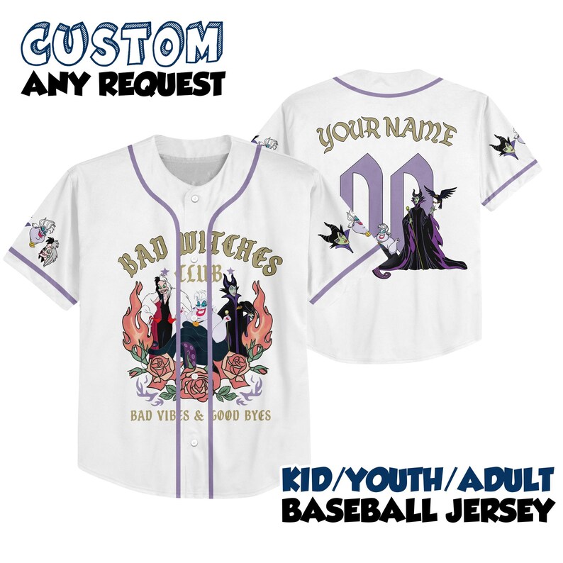 Puede incluir: Camiseta de b&eacute;isbol blanca con detalles morados, con gr&aacute;ficos de villanos de dibujos animados y el texto "BAD WITCHES CLUB". La parte trasera muestra "YOUR NAME" y el n&uacute;mero "00". La camiseta tambi&eacute;n tiene el texto "BAD VIBES & GOOD BYES".