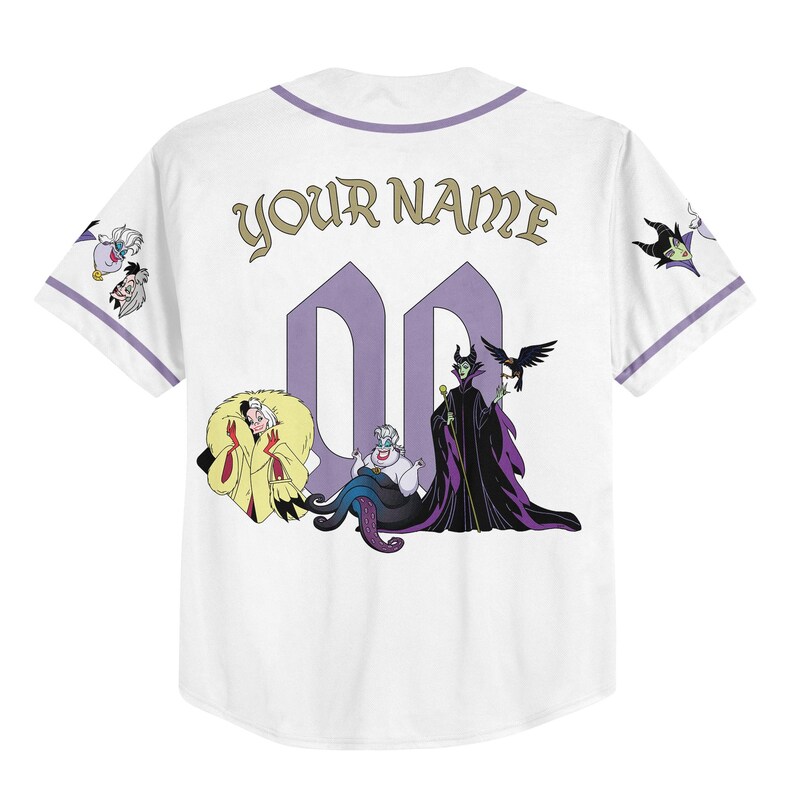 Puede incluir: Camiseta de b&eacute;isbol blanca con detalles morados y el texto "YOUR NAME" sobre un gran "00" morado. Presenta ilustraciones de dibujos animados de las villanas de Disney Cruella de Vil, &Uacute;rsula y Mal&eacute;fica.