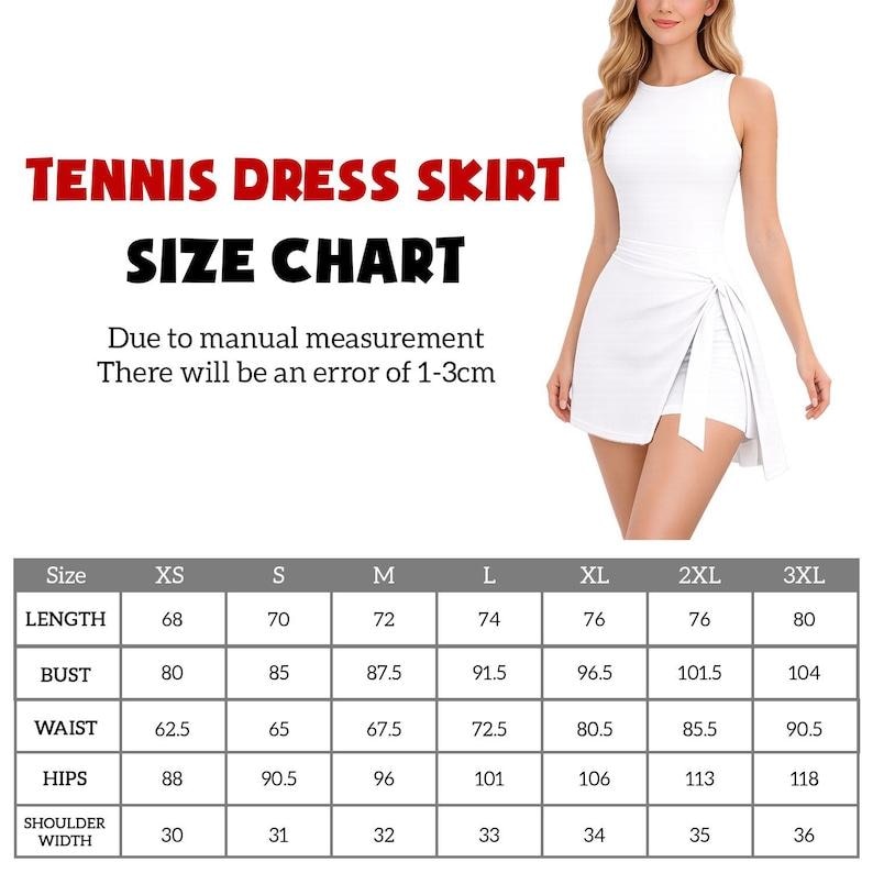 Puede incluir: Una taza de cer&aacute;mica blanca con asa negra y el texto "But First, Coffee" en negrita negra. La taza se encuentra sobre un fondo borroso, sugiriendo un ambiente acogedor.