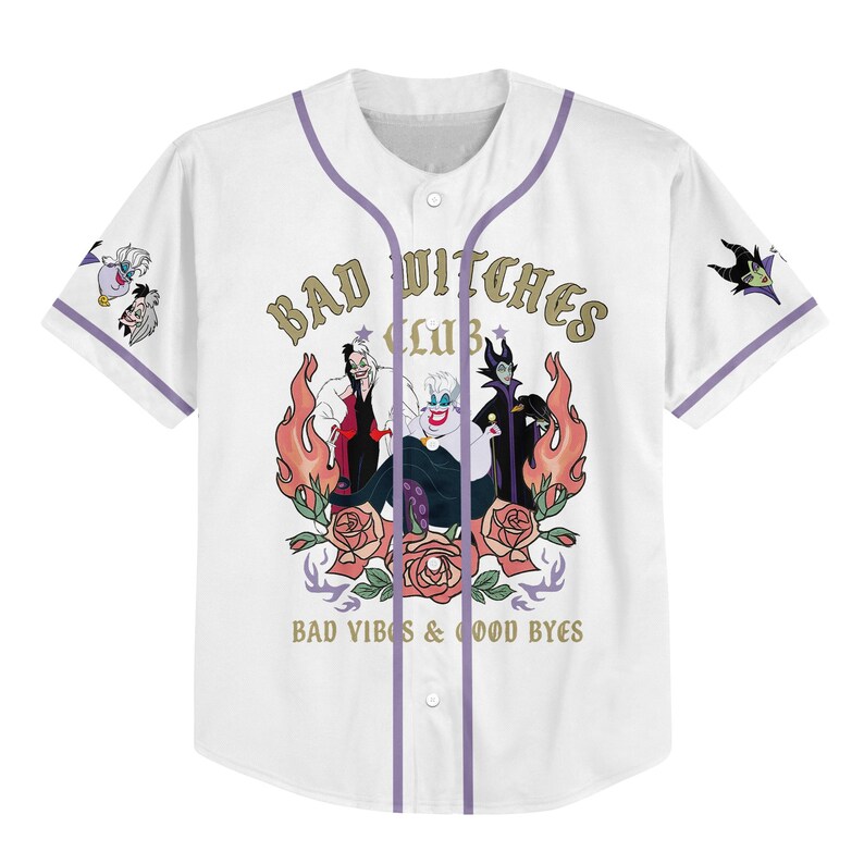 Puede incluir: Camiseta de b&eacute;isbol blanca con ribetes morados y las palabras "Bad Witches Club" en letras doradas. La camiseta presenta un gr&aacute;fico de tres villanos de dibujos animados rodeados de llamas y rosas. La frase "Bad Vibes & Good Byes" est&aacute; impresa debajo.