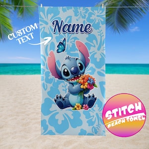 Könnte beinhalten: Ein hellblaues Strandtuch mit einer Cartoonfigur, die Blumen hält, mit dem Text "Name" und "Custom Text". Das Handtuch hat ein Blumenmuster und die Worte "Stitch Beach Towel" in einem Kreis.