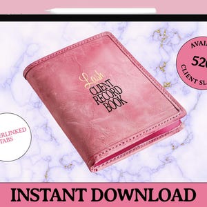 Può includere: Un "Lash Client Record Book" rosa con scritte dorate, visualizzato su un tablet. L'immagine include il testo "Hyperlinked Tabs" e "Available 520 Client Slots". La parte inferiore dell'immagine dice "Instant Download".