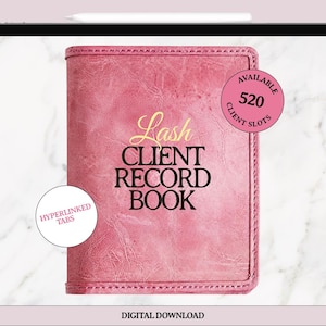 Può includere: Un "Lash Client Record Book" in pelle rosa con scritte dorate. Il libro ha un bordo cucito e un adesivo circolare che dice "Available 520 Client Slots". Un cerchio bianco dice "Hyperlinked Tabs".