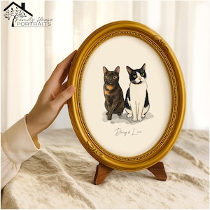 Peut inclure: Un cadre ovale doré avec un portrait de deux chats. L'un est noir et blanc, l'autre est marron et noir. Le cadre est tenu par une main. Le texte "Family House Portraits" est dans le coin supérieur gauche.