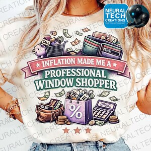 Pode incluir: Camiseta creme com um design gráfico com um carrinho de compras, um cofrinho, carteiras e uma calculadora. O texto diz "Inflation Made Me A Professional Window Shopper". O design inclui notas de dinheiro e uma sacola de compras com um símbolo de porcentagem.
