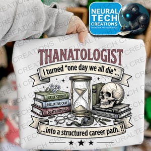 Puede incluir: Camiseta blanca con un diseño gráfico que presenta la palabra "THANATOLOGIST" sobre un reloj de arena, libros, una calavera y el texto "I turned one day we all die...into a structured career path." El diseño incluye estrellas y elementos decorativos.