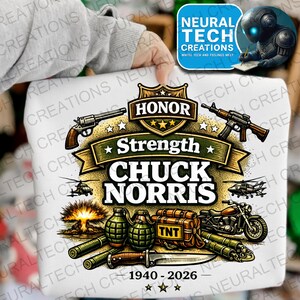 Könnte beinhalten: Weißes Grafik-T-Shirt mit einem Design mit den Worten "Honor Strength Chuck Norris". Das Design umfasst einen Revolver, ein Gewehr, Granaten, ein Motorrad und die Jahre 1940-2026.