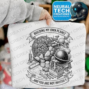 Könnte beinhalten: Ein weißes T-Shirt mit einer schwarz-weißen Strichzeichnung, die eine geodätische Kuppel, einen Globus und verschiedene Werkzeuge zeigt. Der Text "BUILDING MY OWN PLANET" steht oben und "AND YOU ARE NOT INVITED !!" unten um die Illustration.
