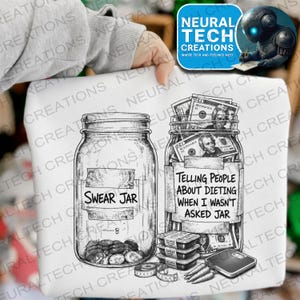 Può includere: Una felpa bianca con un disegno a linee nere di due barattoli di vetro. Un barattolo è etichettato 'SWEAR JAR' e contiene monete. L'altro barattolo è pieno di banconote e reca la scritta 'TELLING PEOPLE ABOUT DIETING WHEN I WASN'T ASKED JAR'.