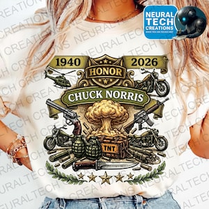 Könnte beinhalten: Weißes T-Shirt mit detailliertem Grafikdesign. Das Design enthält den Text "CHUCK NORRIS" und die Jahre 1940-2026. Die Grafik zeigt einen Hubschrauber, Motorräder, Waffen und eine Atompilzwolke, mit dem Wort "HONOR" darüber.