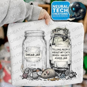 Puede incluir: Una sudadera blanca con un gráfico de dos frascos de vidrio. El frasco izquierdo tiene la etiqueta "SWEAR JAR" y contiene monedas. El frasco derecho tiene la etiqueta "TELLING PEOPLE ABOUT MY CATS WHEN I WASN'T ASKED JAR" y está lleno de billetes.