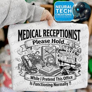 Könnte beinhalten: Weißes T-Shirt mit einer schwarz-weißen Grafik. Das Design zeigt die Worte "MEDICAL RECEPTIONIST" und "Please Hold..." zusammen mit Illustrationen von Büroartikeln. Der Text "...While I Pretend This Office Is Functioning Normally!!" ist ebenfalls enthalten.