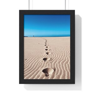 Serene Beach Footprints Poster incorniciato / Decorazione per la casa costiera, stampa artistica sulla spiaggia, regalo per gli amanti della spiaggia, arte murale sull'oceano, arredamento minimalista