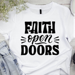 Geloof opent deuren | Digitale download | PNG | SVG | Bijbeltekst | Bijbel, png-bestand | T-shirtontwerp kerk | Christelijk | Christelijk T-shirtontwerp