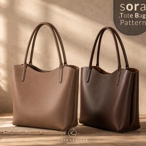 Könnte beinhalten: Zwei Tragetaschen aus Leder, eine in Hellbraun und eine in Dunkelbraun, mit geschwungener Oberkante und jeweils zwei Schulterriemen. Der Text 'sora Tote Bag Pattern' und 'LUCE LEATHER' ist im Bild sichtbar und zeigt das Taschenmodell.
