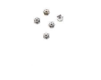 Petite gebloemde kralenkap van 7 mm breed