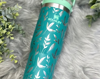 Garrafa térmica Stanley IceFlow de 30 oz com gravação de folha e à prova de vazamentos.