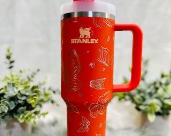 Schmetterlings gravierte Stanley Tumbler, Flowstate Adventure Quencher (30/40 oz)