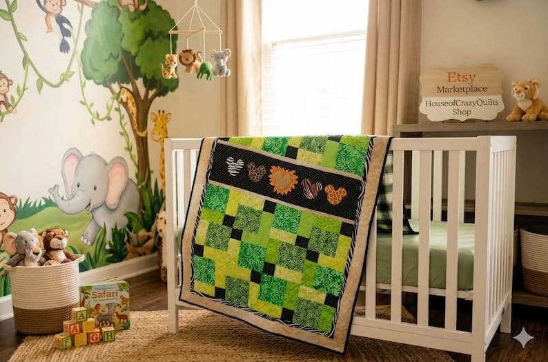 Edredón de Mickey Mouse de la jungla hecho a mano, decoración personalizada de guardería con temática de safari, manta Disney de herencia familiar para bebé, edredón infantil de patchwork con animales de safari imagen 1