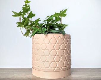 Maceta beige tostado, macetero con estampado de estrellas con bandeja de drenaje, hecho de un plástico ecológico a base de plantas