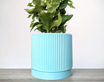 Jardinière bleu menthe clair, cache-pot à ailettes avec plateau de drainage, fabriqué à partir d'un plastique végétal respectueux de l'environnement